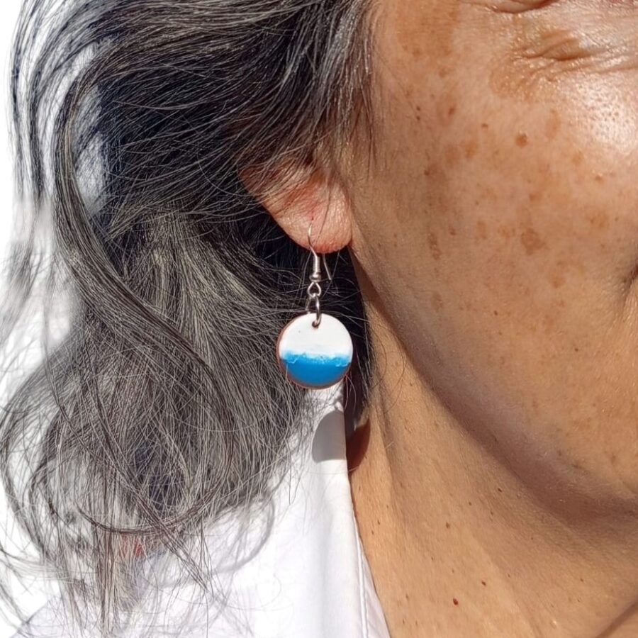 Pendientes pequeños redondos del mar