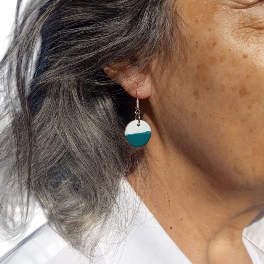 Pendientes pequeños redondos blanco y verde esmeralda