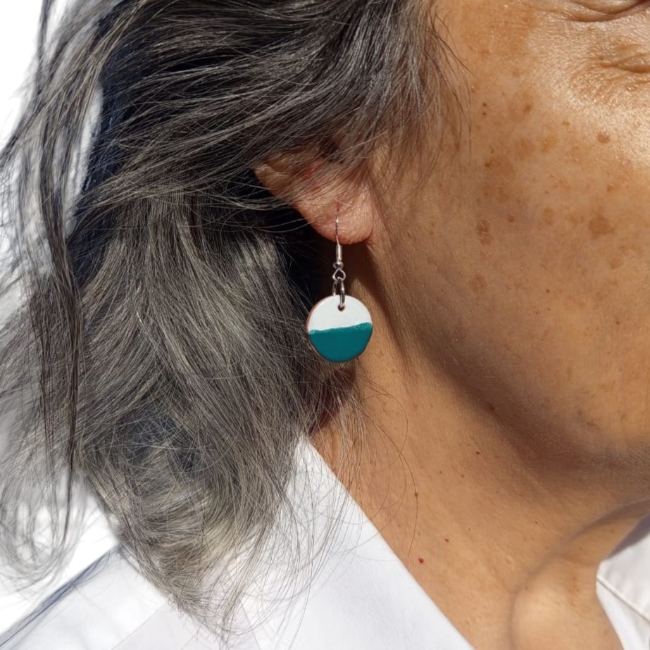 Pendientes pequeños redondos blanco y verde esmeralda