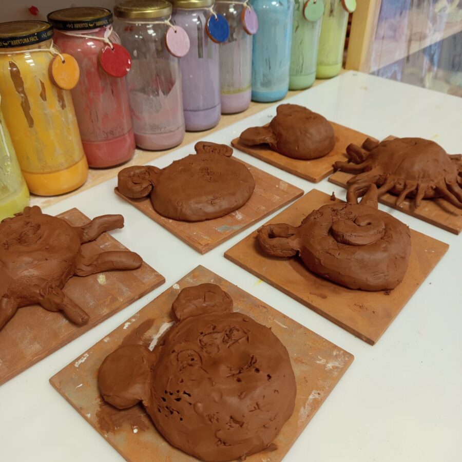 Modela paso a paso una figurita para colgar en la pared