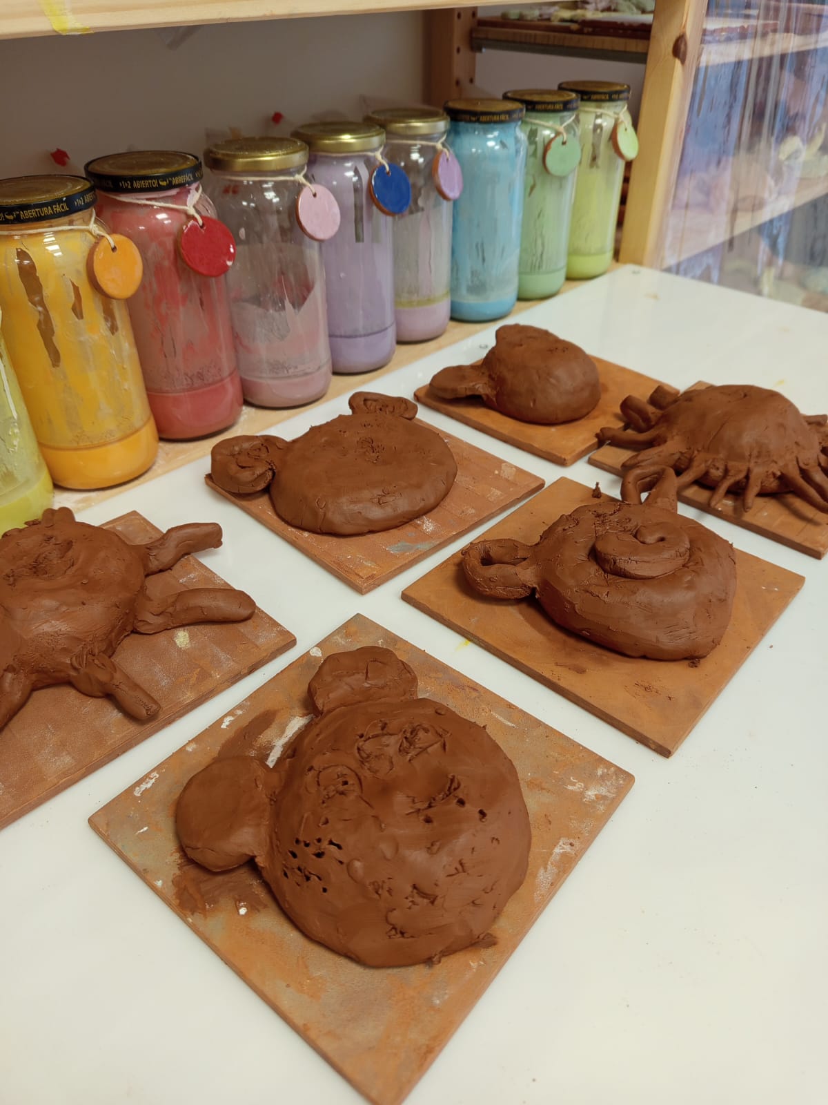 Modela paso a paso una figurita para colgar en la pared